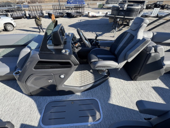 New 2025 Bennington 22 M Series Fast Back Tri-Toon