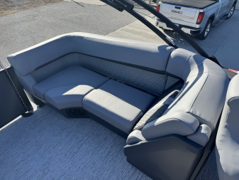 New 2025 Bennington 22 M Series Fast Back Tri-Toon