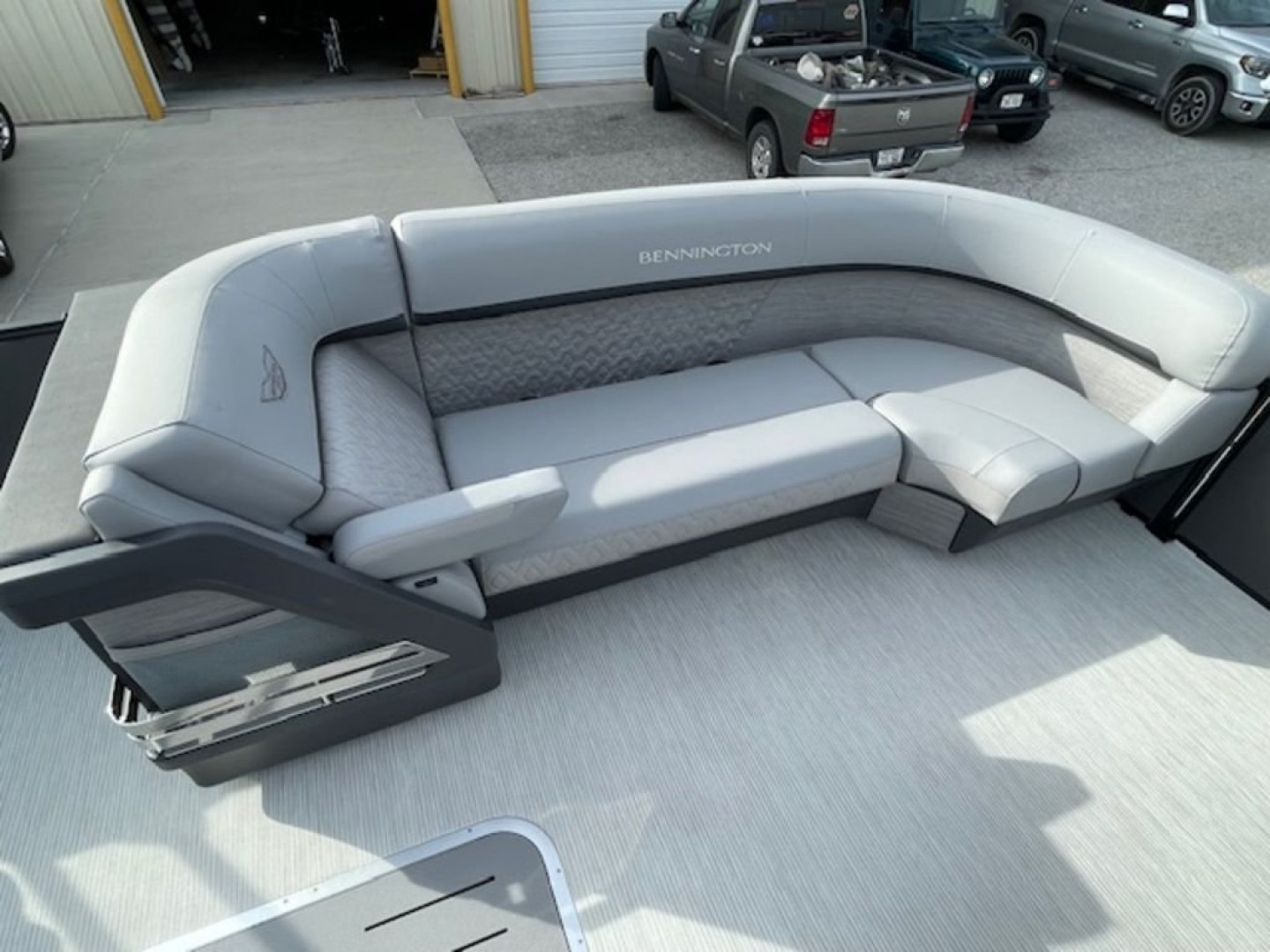 New 2025 Bennington 24 MFB Tritoon