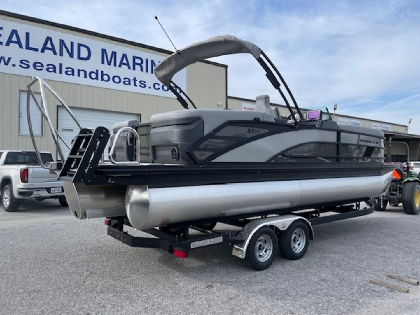 New 2025 Bennington 24 MFB Tritoon