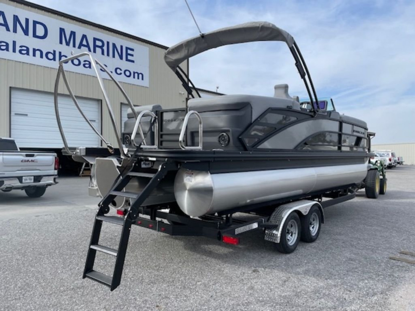 New 2025 Bennington 24 MFB Tritoon