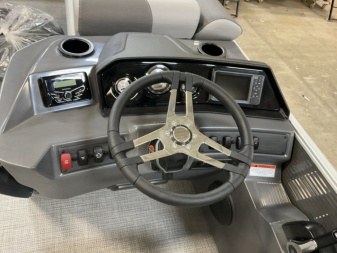 New 2025 Bennington 22 SVSR Tritoon