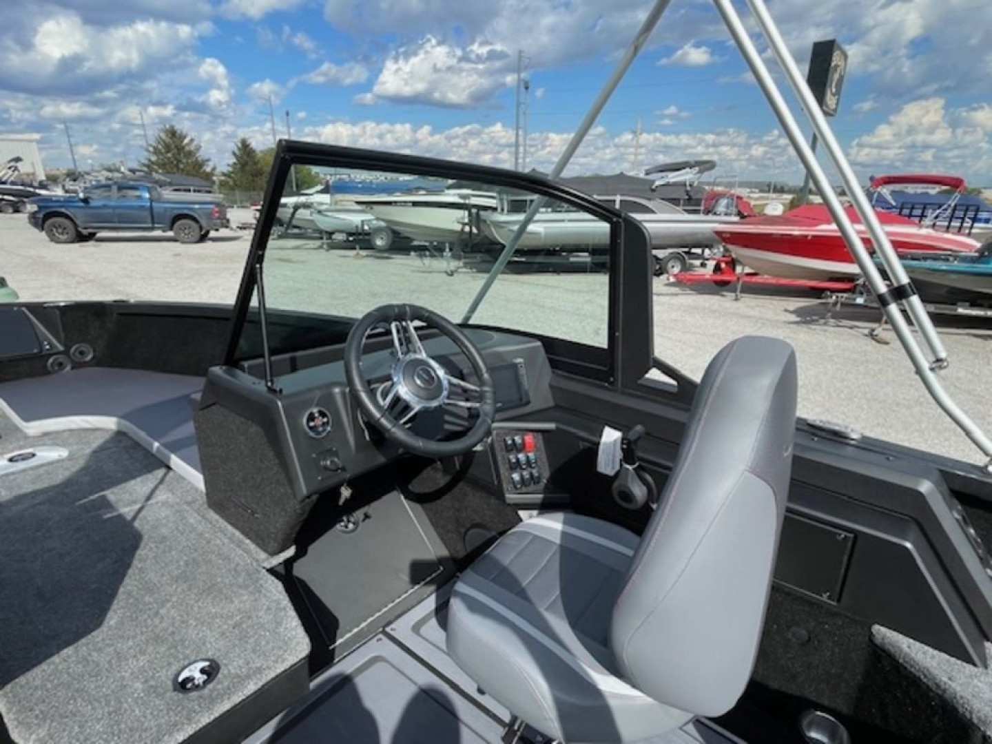 New 2025 Alumacraft Competitor 185X Sport