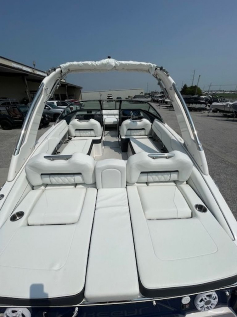 New 2025 Regal Boats LS4 Bowrider