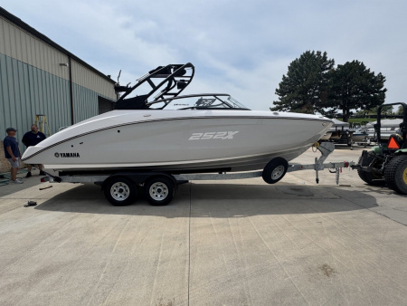 New 2024 Yamaha Boats 252XE