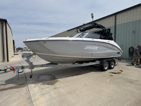 New 2024 Yamaha Boats 252XE