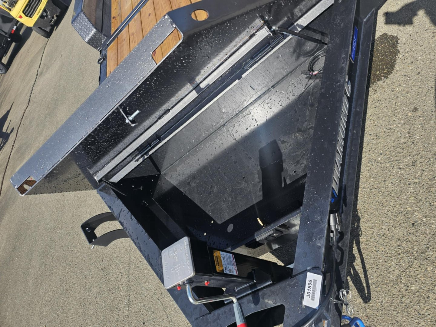 New 2025 DIAMOND C HDT307 82X22 21K SPLIT TILT TRIPLE AXLE METALLIC GRAY EQUIPMENT TRAILER