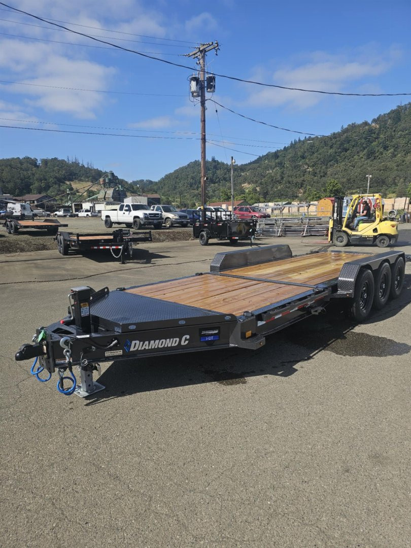 New 2025 DIAMOND C HDT307 82X22 21K SPLIT TILT TRIPLE AXLE METALLIC GRAY EQUIPMENT TRAILER