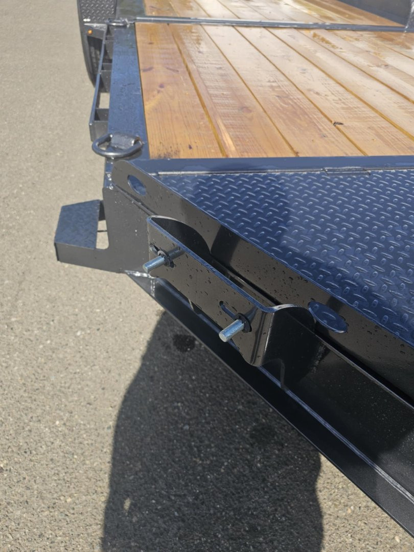 New 2025 DIAMOND C HDT307 82X22 21K SPLIT TILT TRIPLE AXLE METALLIC GRAY EQUIPMENT TRAILER