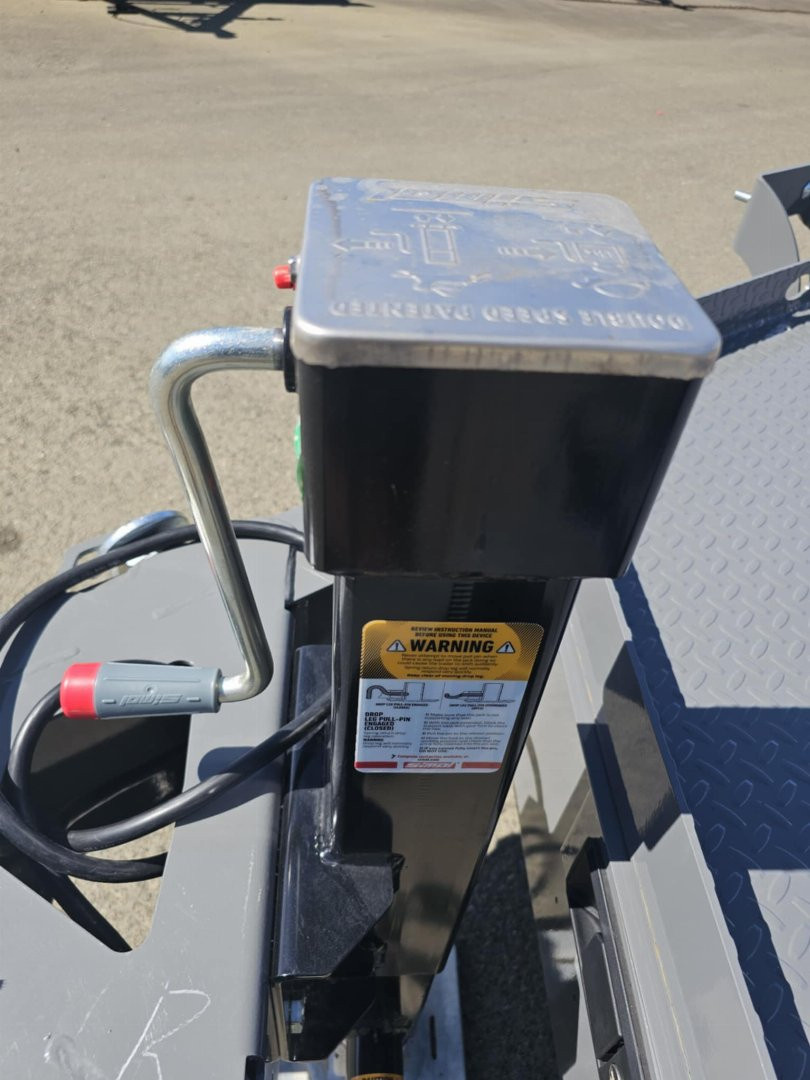 New 2025 DIAMOND C HDT207 82X20 SPLIT TILT 14K EQUIPMENT TRAILER CEMENT GRAY