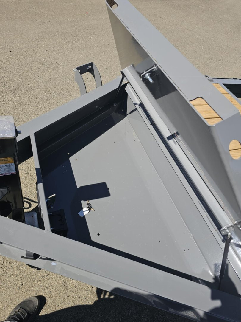 New 2025 DIAMOND C HDT207 82X20 SPLIT TILT 14K EQUIPMENT TRAILER CEMENT GRAY