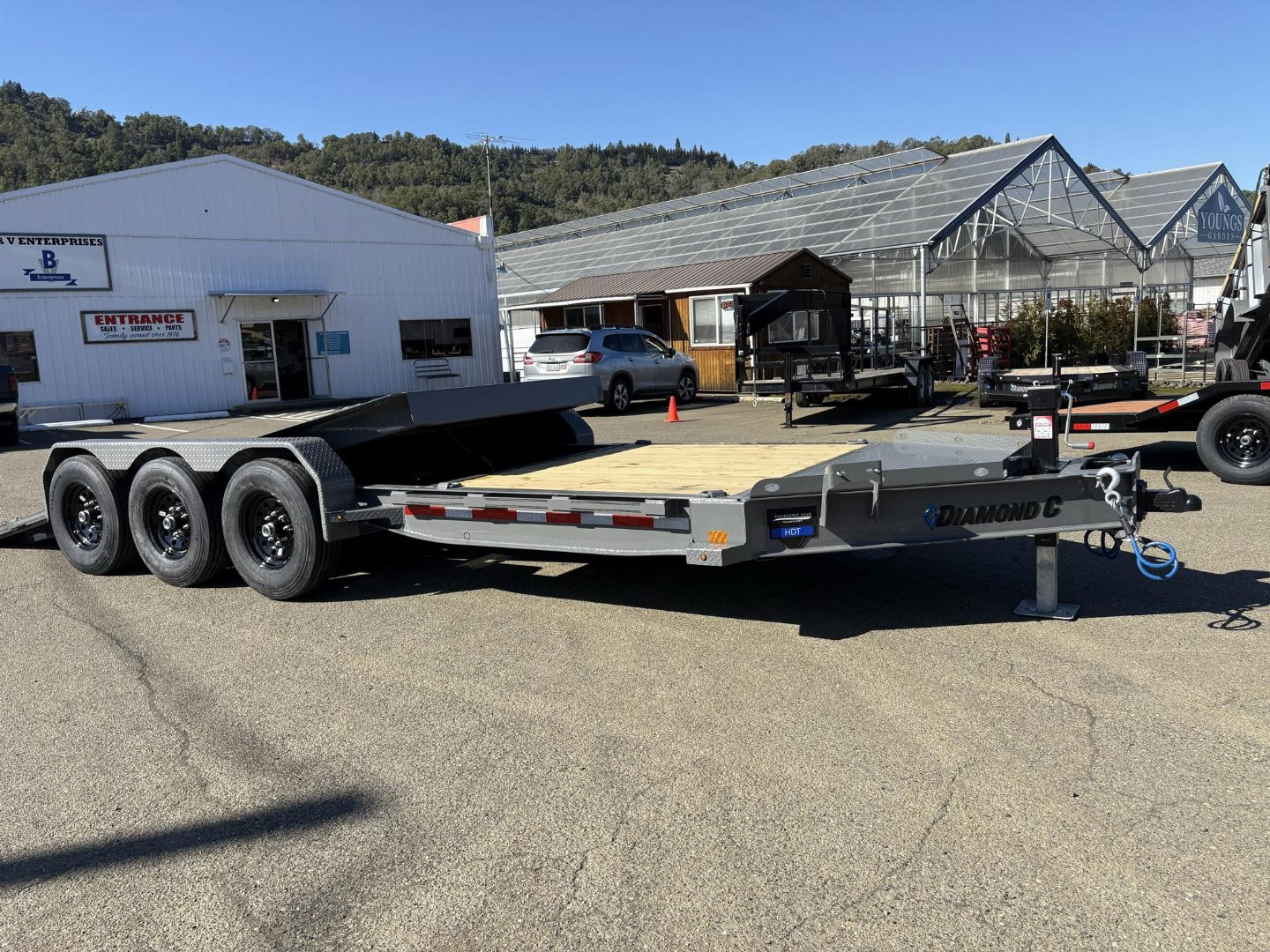 New 2025 DIAMOND C HDT307 82X22 21K SPLIT TILT TRIPLE AXLE CEMENT GRAY EQUIPMENT TRAILER