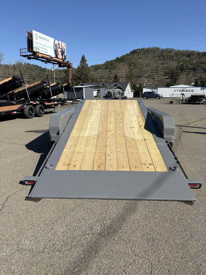 New 2025 DIAMOND C HDT307 82X22 21K SPLIT TILT TRIPLE AXLE CEMENT GRAY EQUIPMENT TRAILER