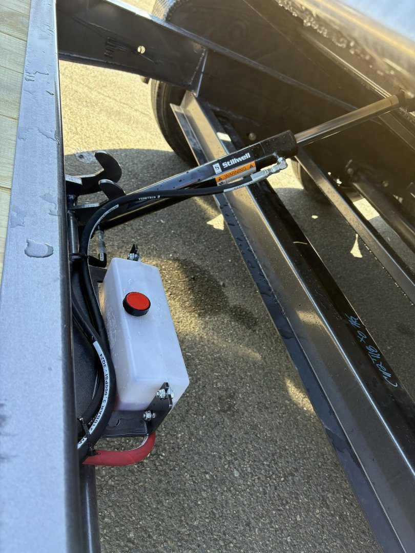 New 2025 DIAMOND C HDT307 82X22 21K SPLIT TILT TRIPLE AXLE CEMENT GRAY EQUIPMENT TRAILER