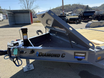 New 2025 DIAMOND C HDT307 82X22 21K SPLIT TILT TRIPLE AXLE CEMENT GRAY EQUIPMENT TRAILER