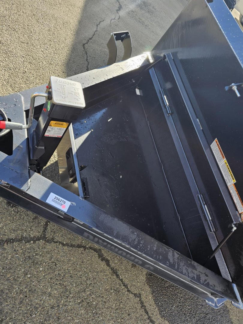 New 2025 DIAMOND C HDT207 82X20 SPLIT TILT EQUIPMENT TRAILER CARBON METALLIC