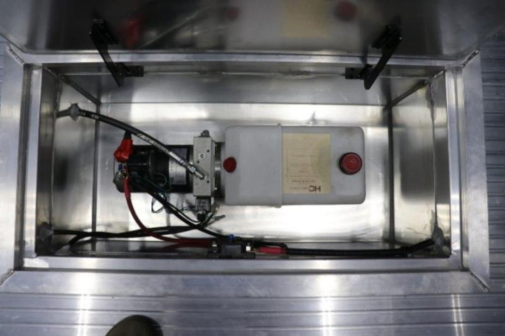 New 2024 8.5x32 inTech Stacker LITE SERIES