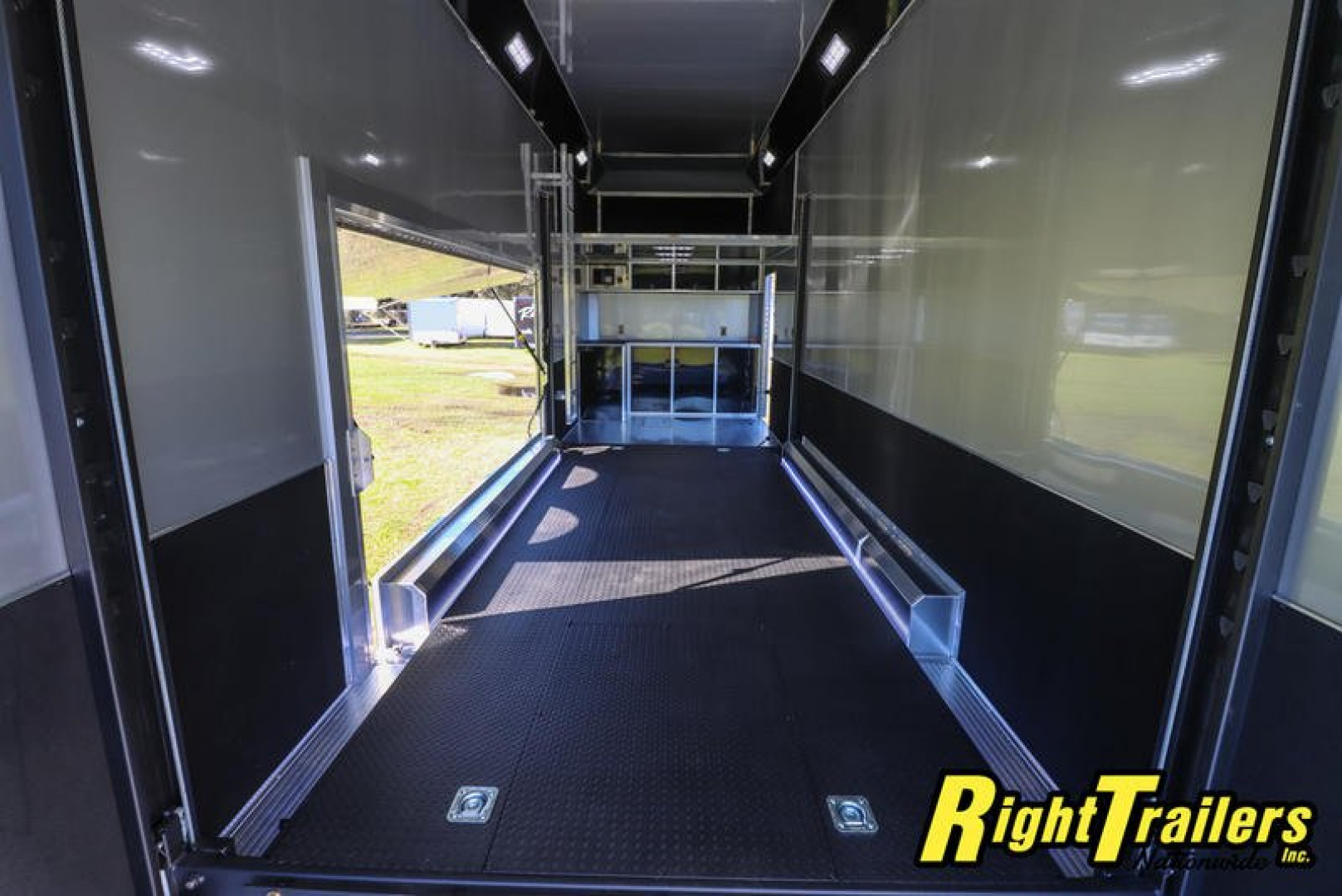 New 2024 8.5X32 iNTech STACKER race trailer