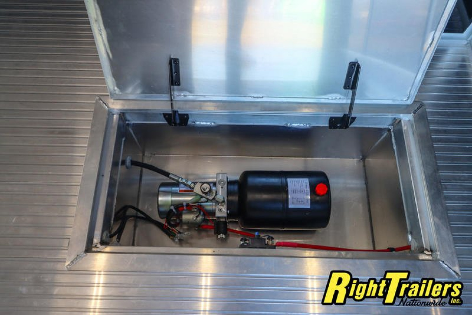 New 2024 8.5X32 iNTech STACKER race trailer