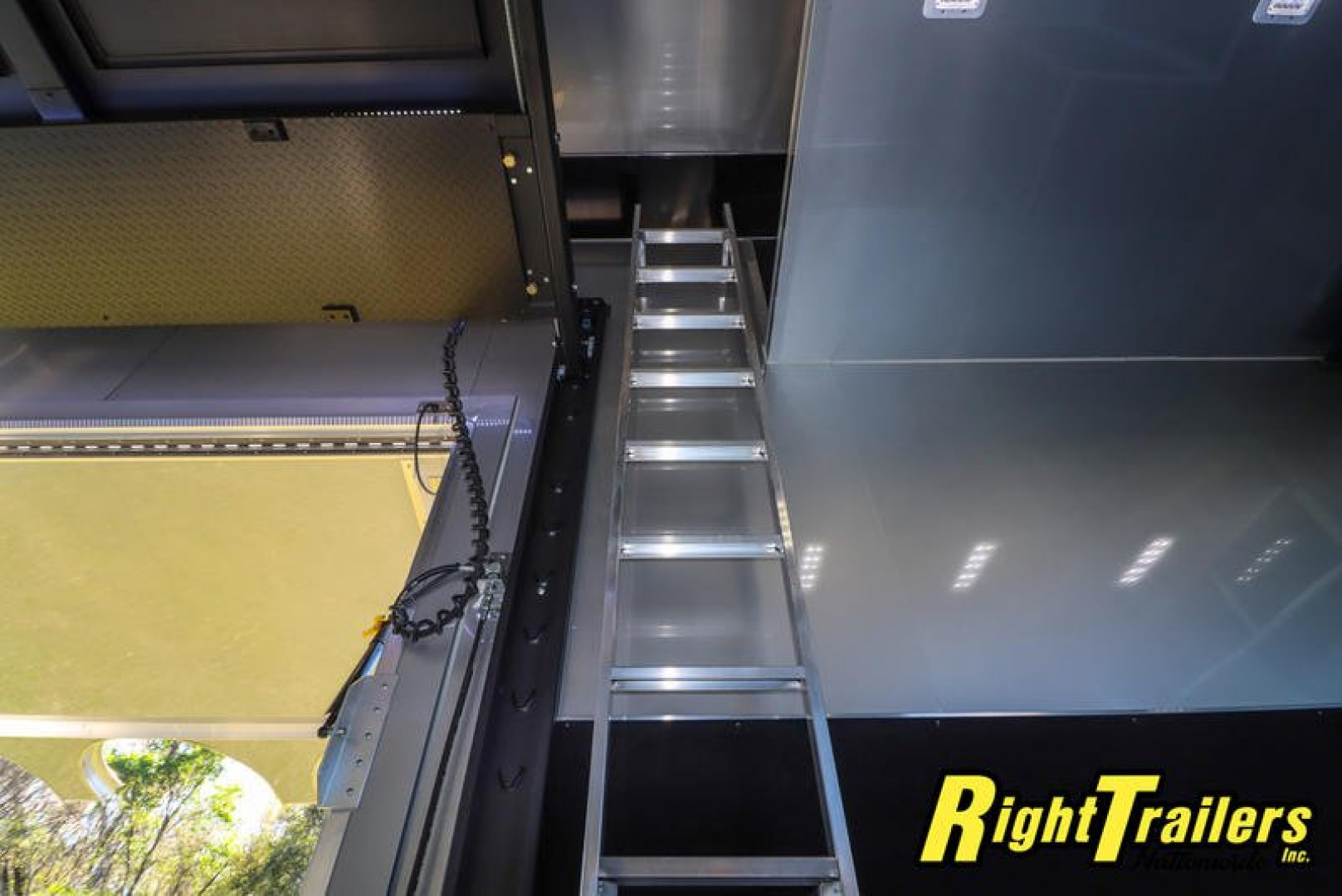 New 2024 8.5X32 iNTech STACKER race trailer