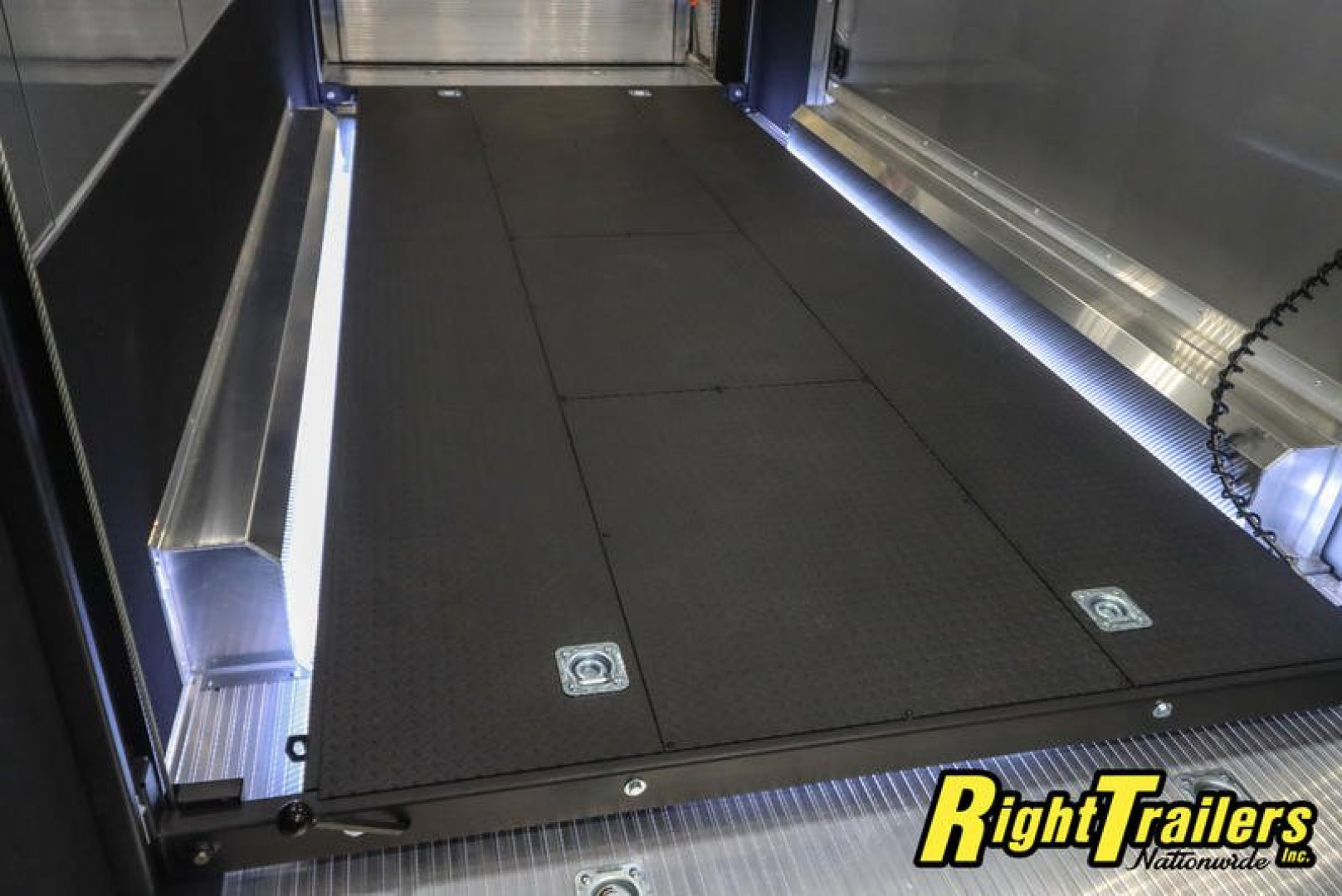 New 2024 8.5X32 iNTech STACKER race trailer