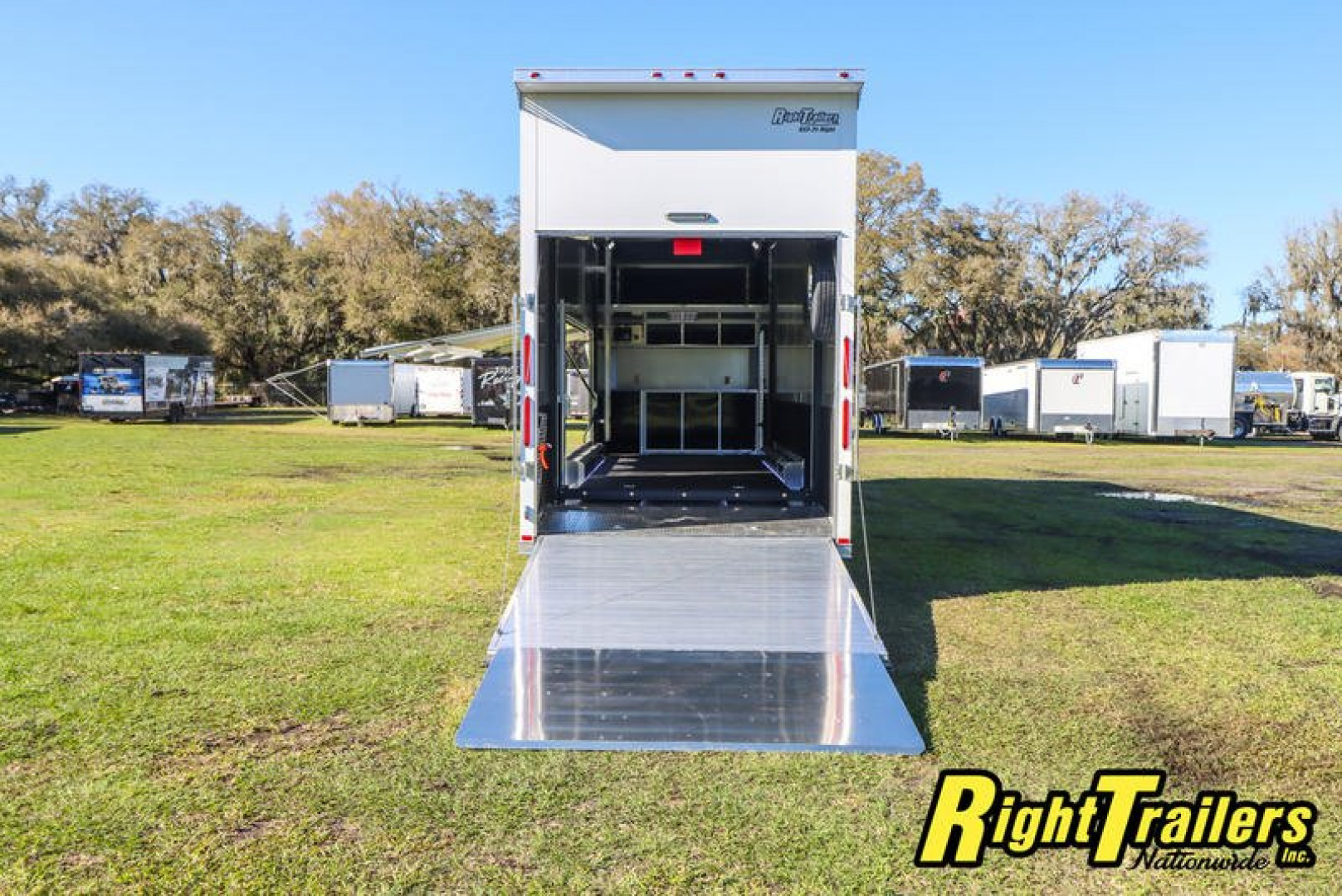 New 2024 8.5X32 iNTech STACKER race trailer