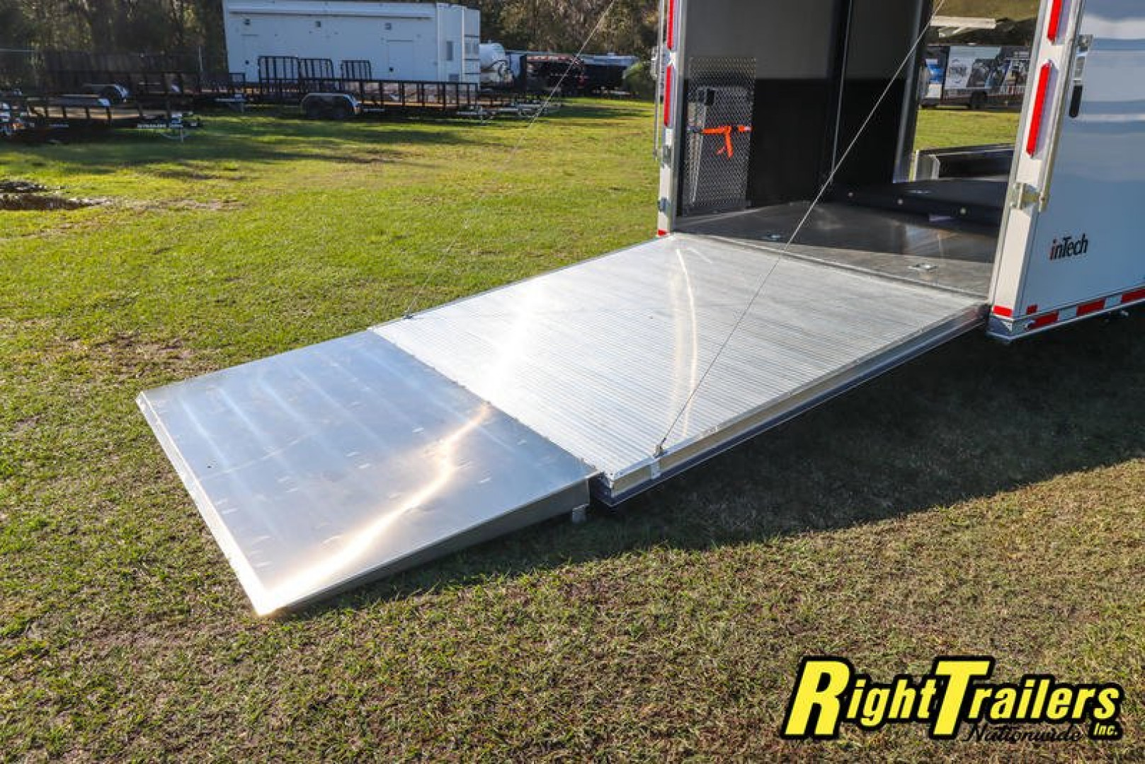 New 2024 8.5X32 iNTech STACKER race trailer