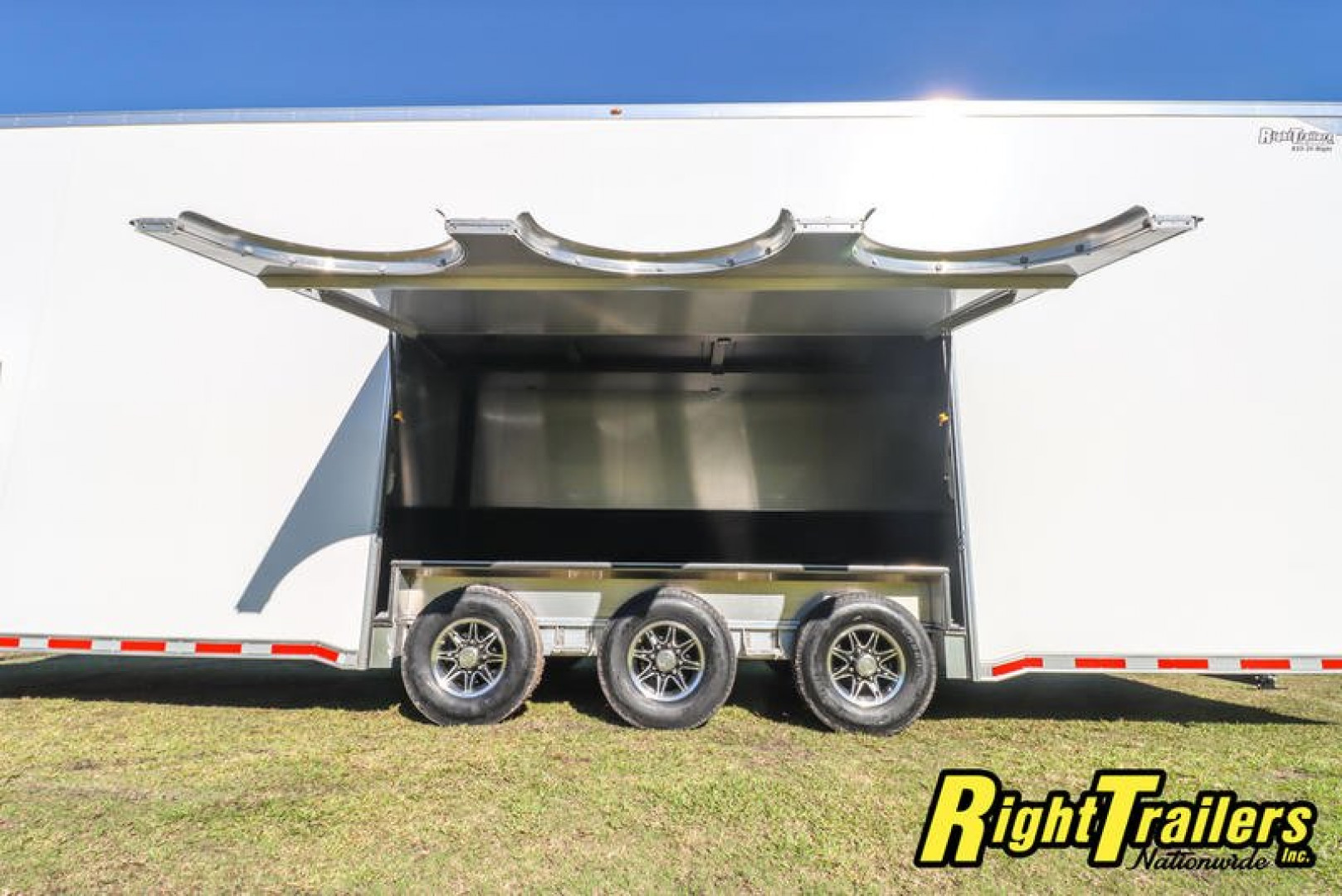 New 2024 8.5X32 iNTech STACKER race trailer