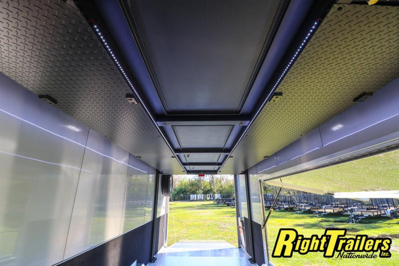 New 2024 8.5X32 iNTech STACKER race trailer