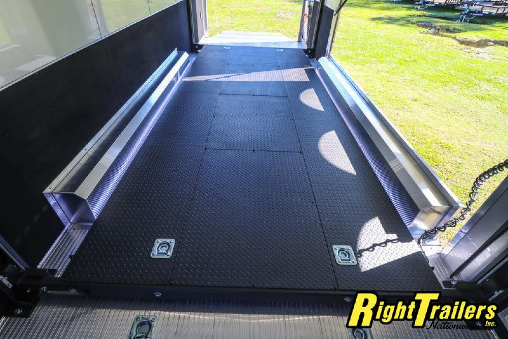 New 2024 8.5X32 iNTech STACKER race trailer
