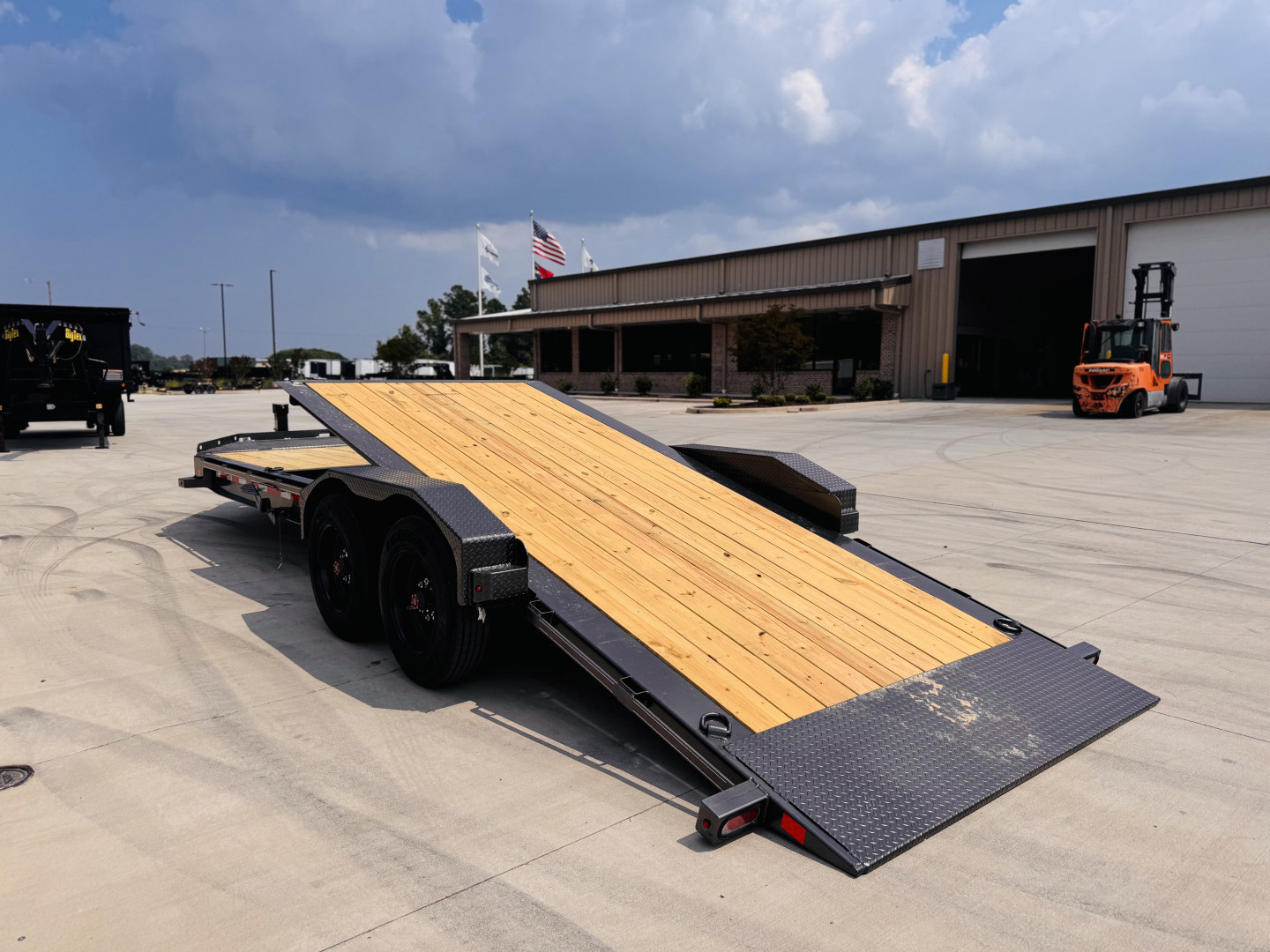 New 2025 Diamond C Trailers