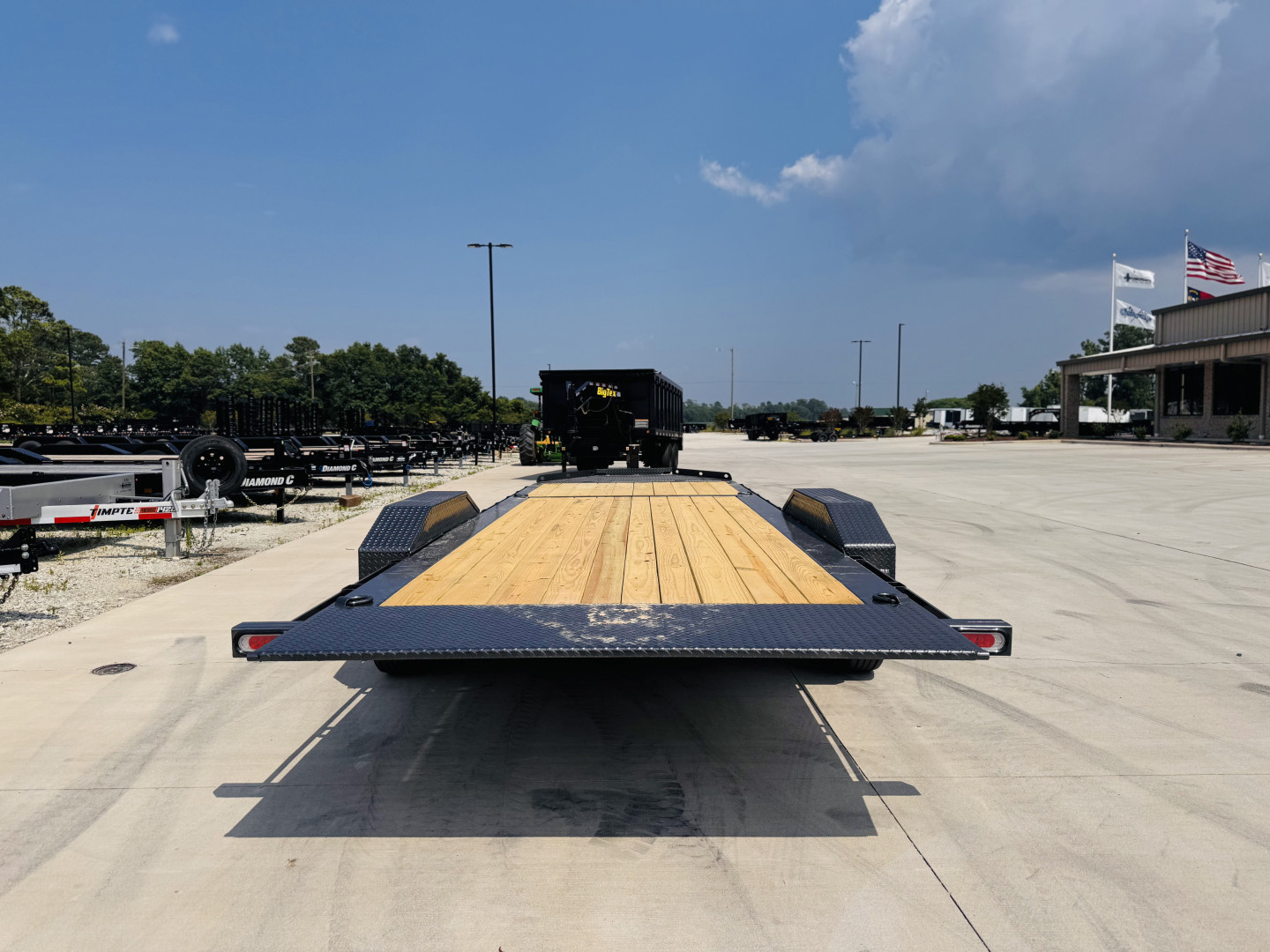 New 2025 Diamond C Trailers