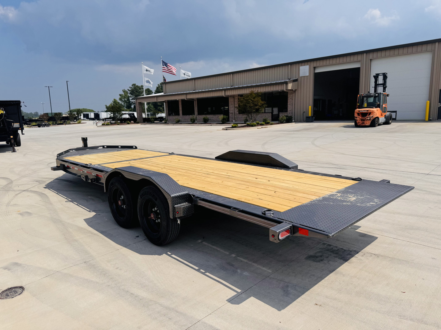 New 2025 Diamond C Trailers