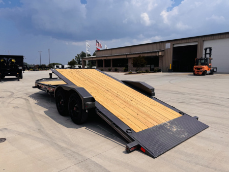 New 2025 Diamond C Trailers