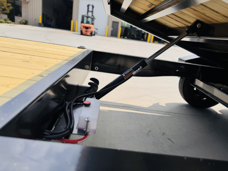 New 2025 Diamond C Trailers