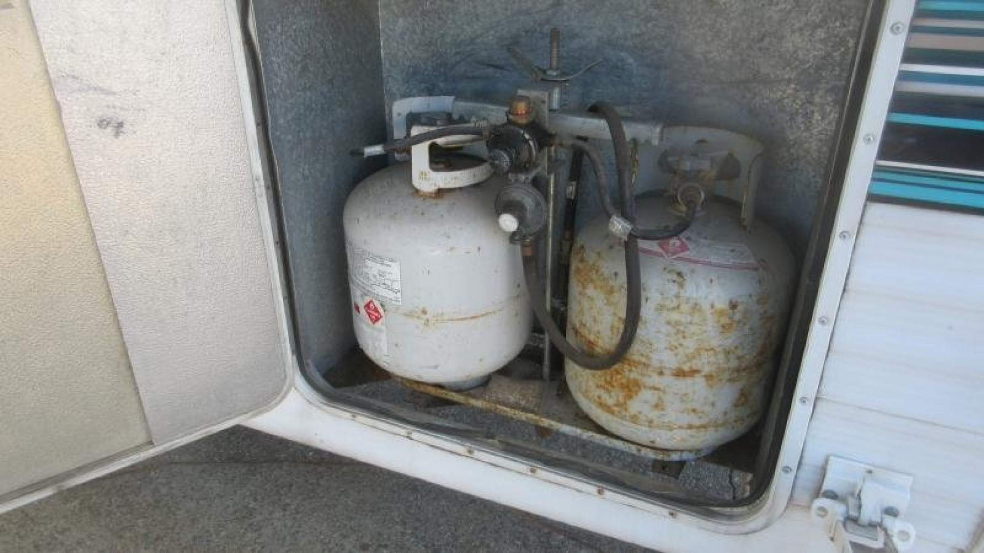 Used 1997 Damon Corporation Hornet 245H  Trailer