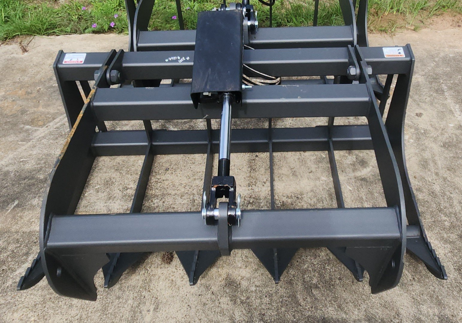 New 2025 IronCraft SERG48/48" GR  ECO SNGL CYL ROOT GRAPPLE Attachment