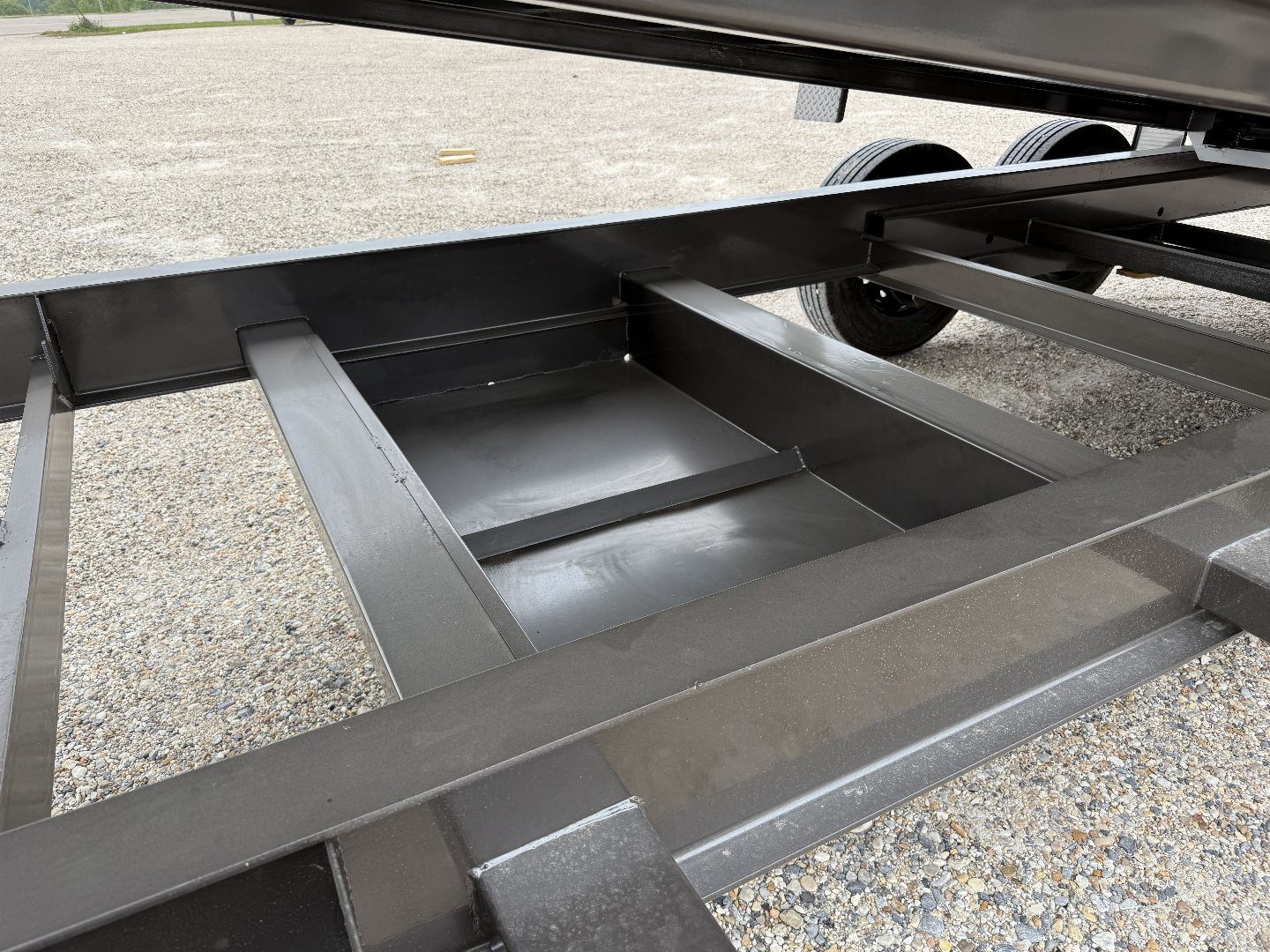 New 2025 MAXX-D DSX8320 GN Dump Trailer