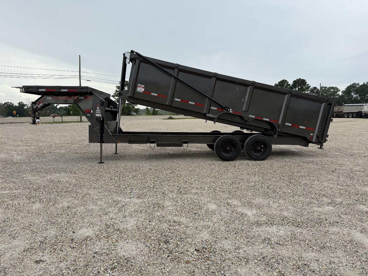 New 2025 MAXX-D DSX8320 GN Dump Trailer