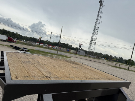 New 2025 MAXX-D DSX8320 GN Dump Trailer