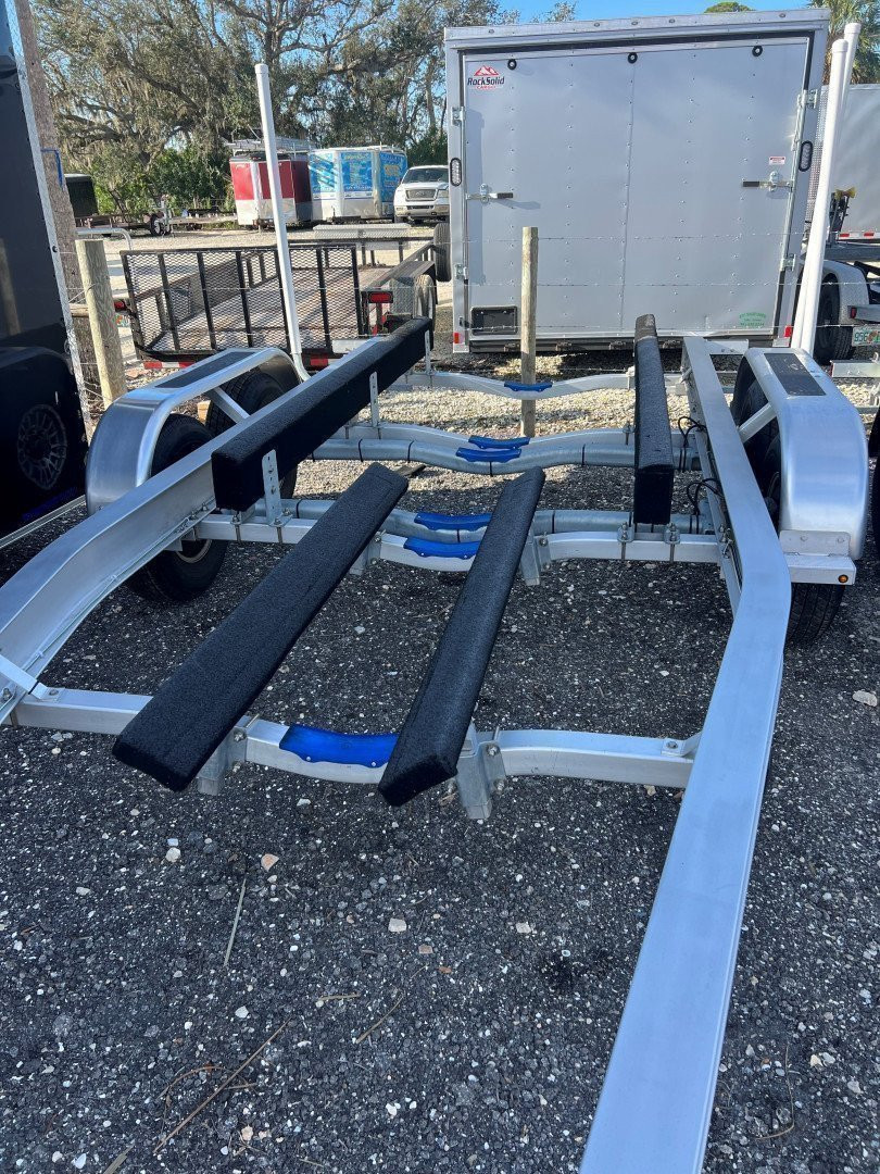 New 2025 BANDIT TANDEM AXLE 10000 LB GVWR FITS 26-28FT ALUMINUM BOAT TRAILER WITH TORSION AXLES/ADJUSTABLE BUNKS/GUIDE POLES