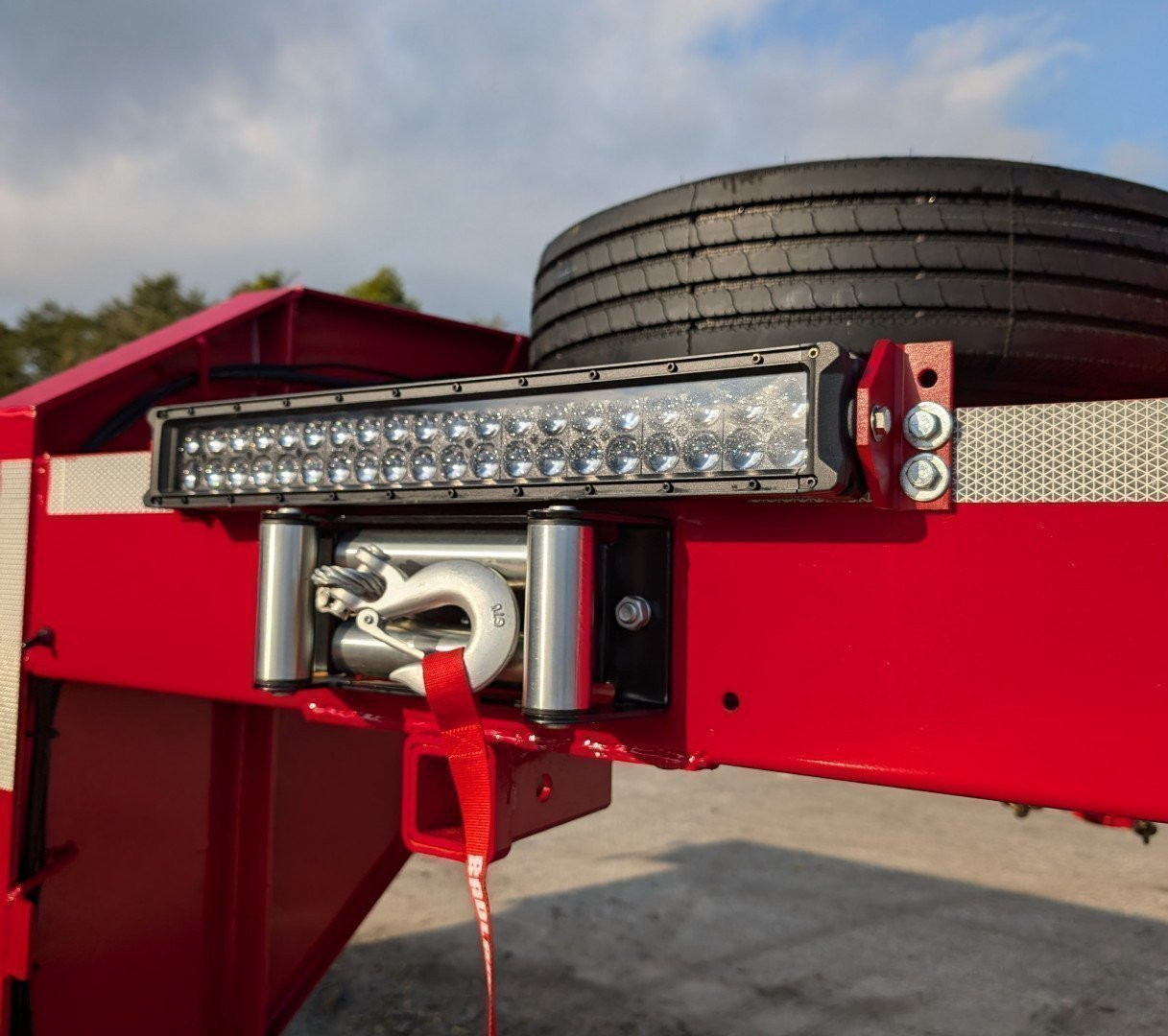 New 2024 Sure-Trac 8.5X40 TANDEM AXLE DUALLY 25900 LB GVWR GOOSENECK DECKOVER TRAILER WITH DUAL HYDRAULIC JACKS, WINCH, 14 PLY TIRES INCLUDING SPARE, TOOLBOXES, SOLAR CHARGER, FULL WIDTH RAMPS