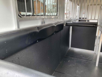 New Sundowner Charter TR SE 2+1 Gooseneck Horse Trailer