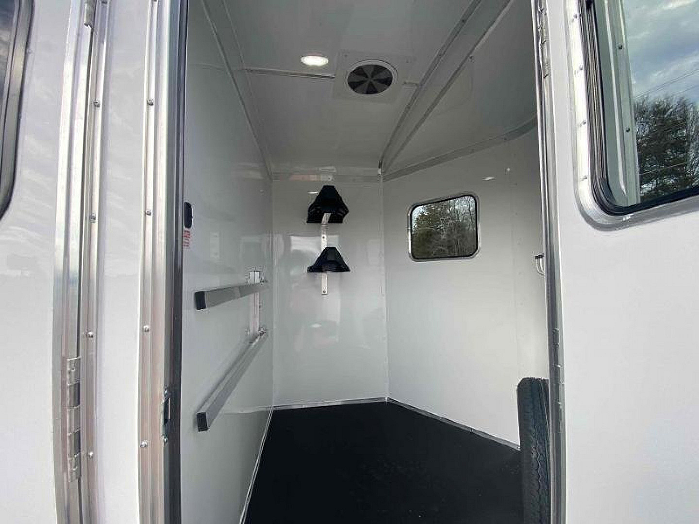 New Homesteader 214FB 2 Horse Direct Load Warmblood Horse Trailer