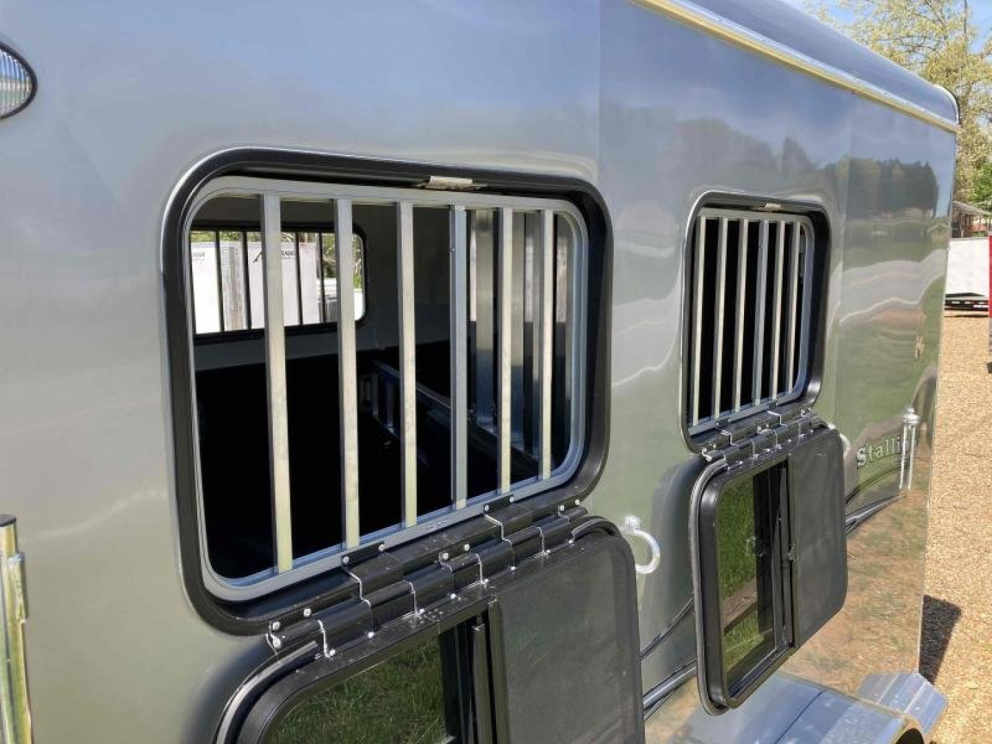 New Homesteader Trailer 316SB 3 Horse Slant Load Warmblood Horse Trailer