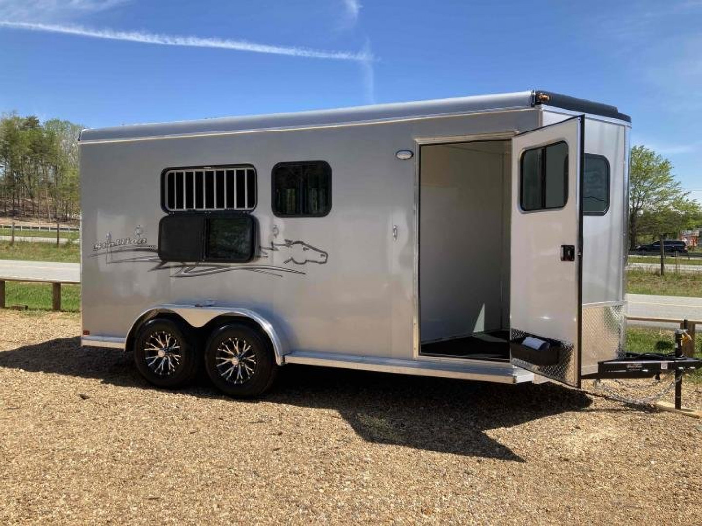 New Homesteader Trailer 316SB 3 Horse Slant Load Warmblood Horse Trailer