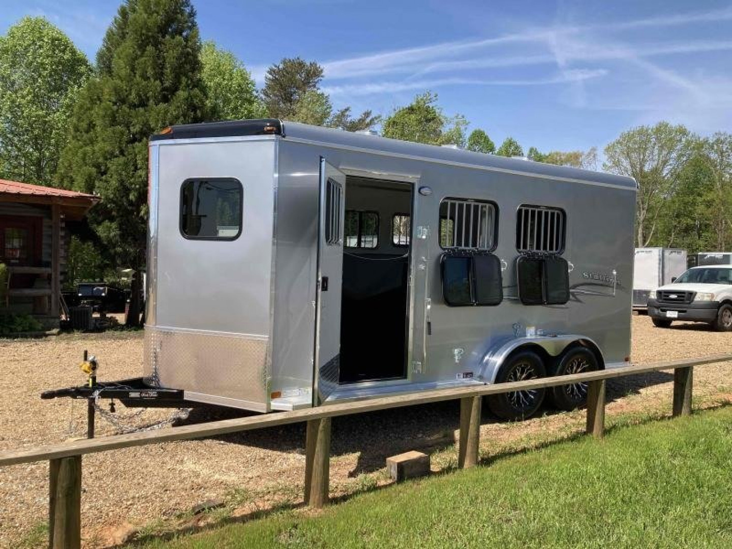 New Homesteader Trailer 316SB 3 Horse Slant Load Warmblood Horse Trailer