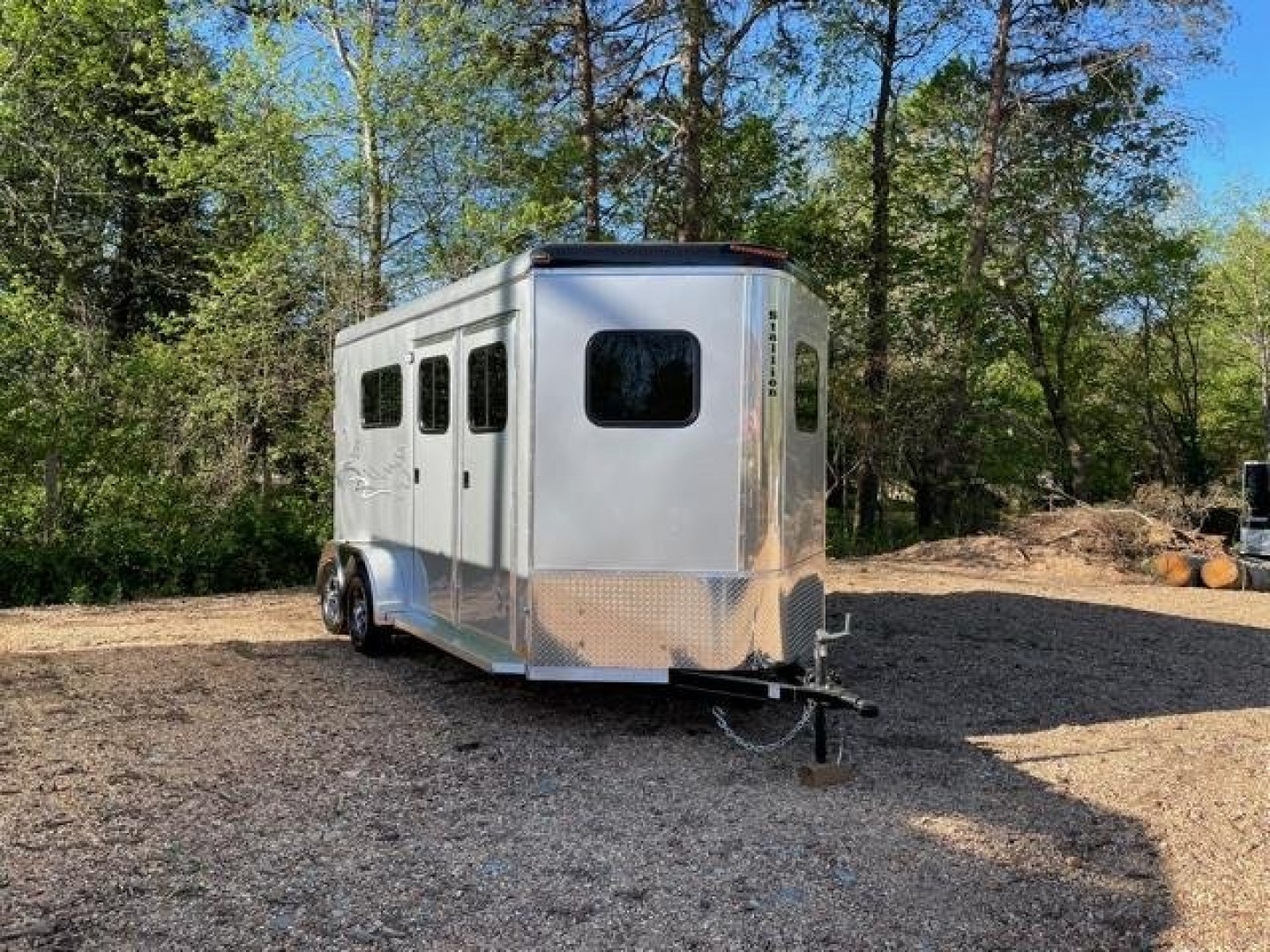 New Homesteader Trailer 316SB 3 Horse Slant Load Warmblood Horse Trailer