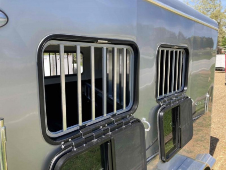 New Homesteader Trailer 316SB 3 Horse Slant Load Warmblood Horse Trailer