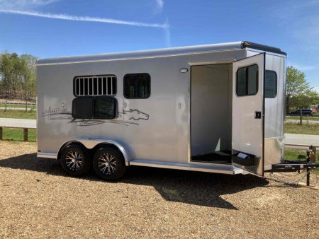 New Homesteader Trailer 316SB 3 Horse Slant Load Warmblood Horse Trailer